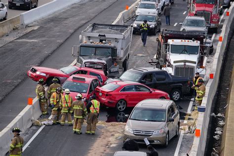 WASHINGTON, DC – Three people suffered injuries after a multi-vehicle rollover accident on I-395 Friday evening. . I395 accident today